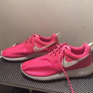 NIKE Roshe Neon Pink Sneakers